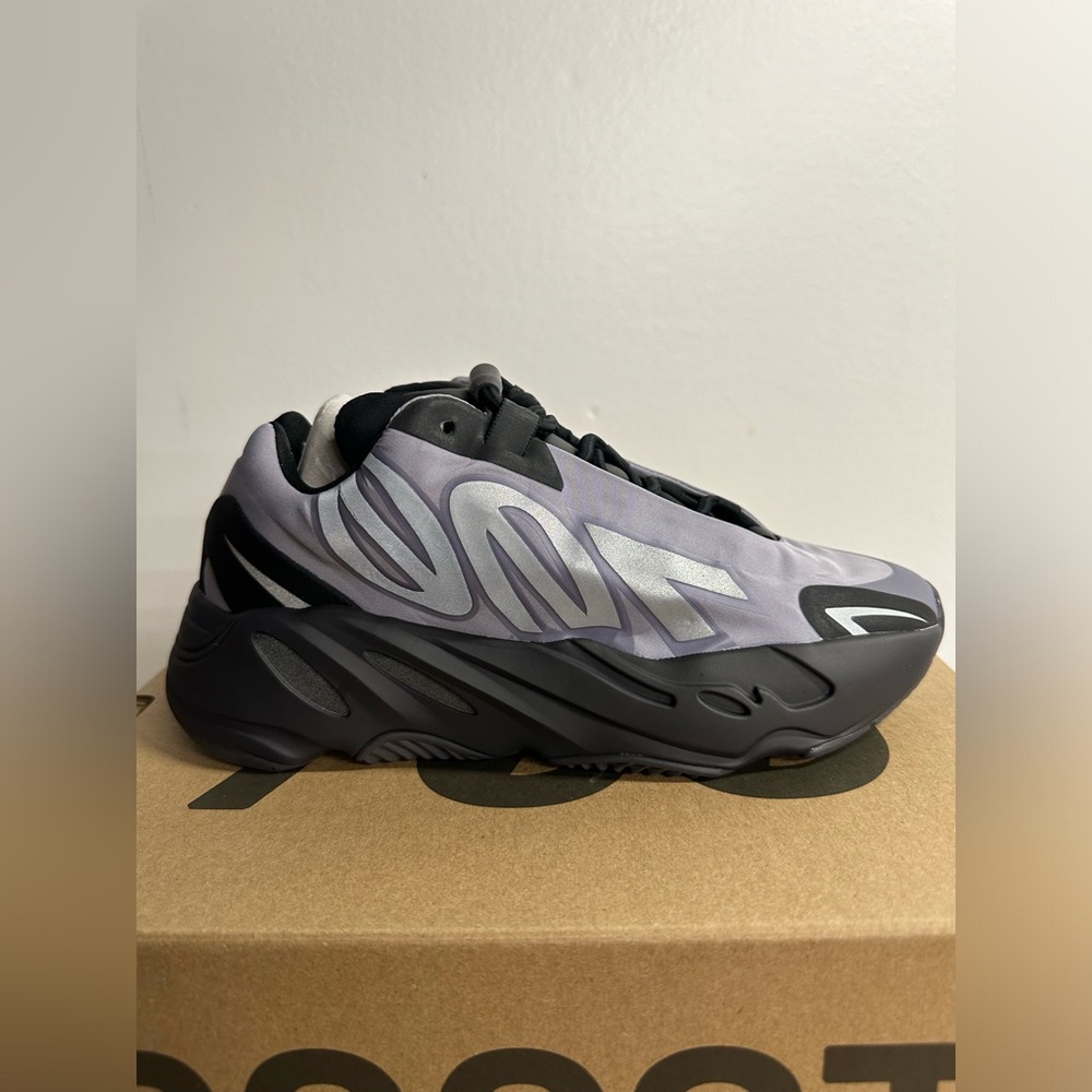 adidas Men's Size 5.5 Yeezy Boost Monkey Clay 700 MNVN GW9526 New With Box